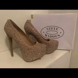 Steve Madden NWB spiked gold heels 8.5